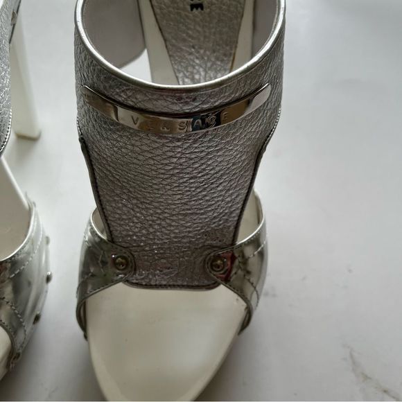 Gianni Versace Silver Leather White Slide Heels Italy 37 1/2 (US 7 1/2) EUC. - Picture 3 of 8